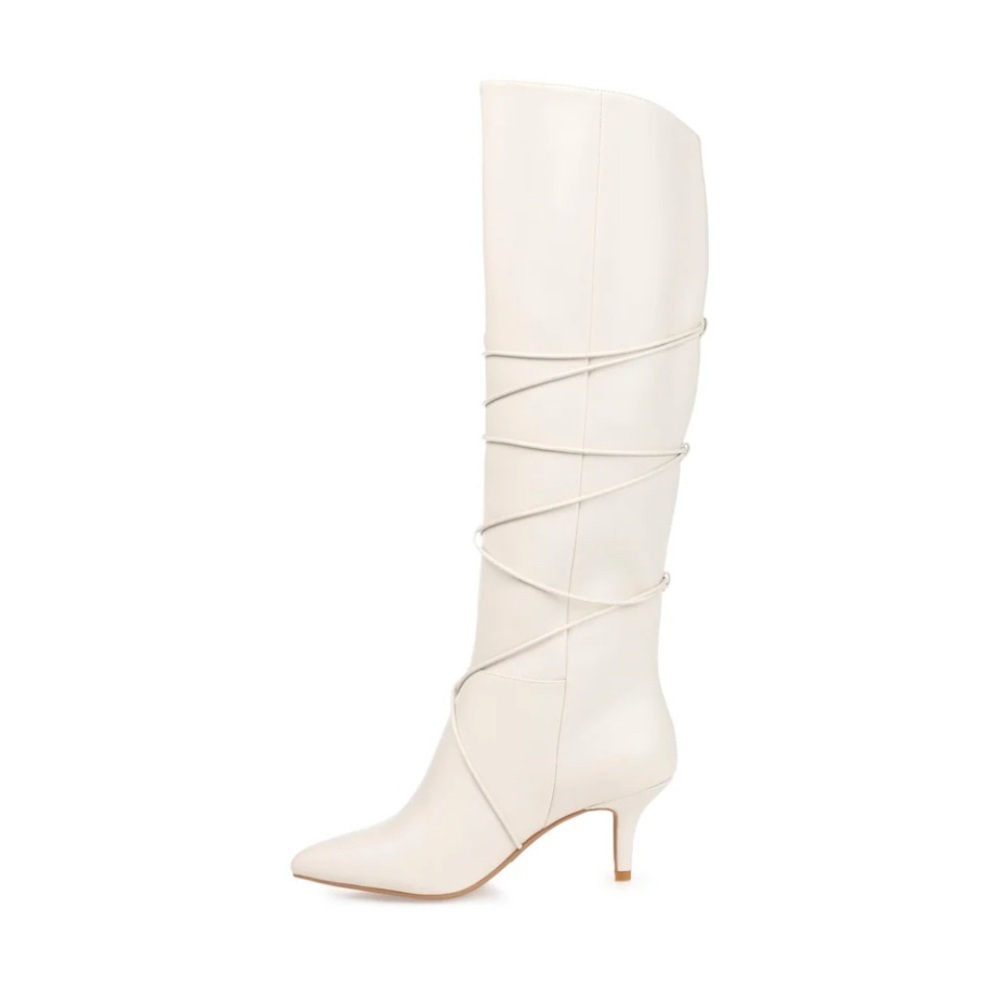 Journee collection's perfect boot! Yes a kitten heel!​​​